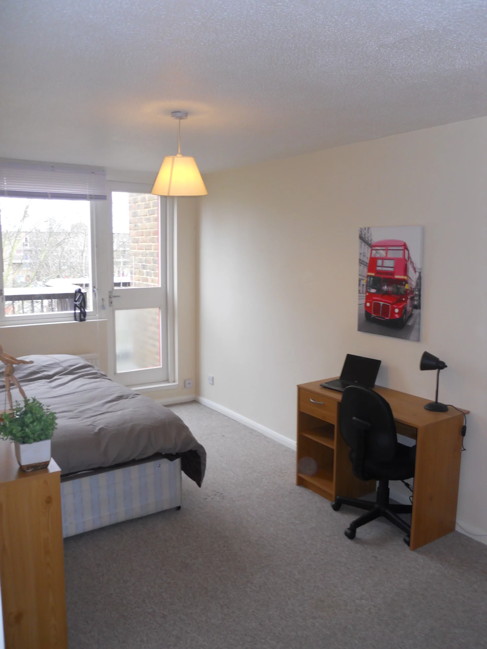 Four Bedroom Flat Located In Bow/Mile End
