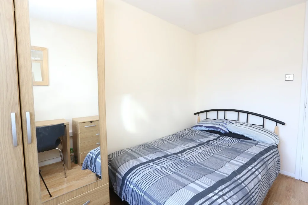 Four Bedroom Flat Located in Bow/Mile end