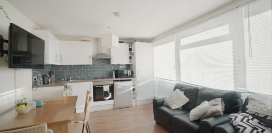 Four Bedroom Flat Located in Bow/Mile end