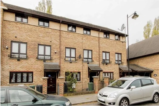 Five Bedroom Flat Located in Leyton