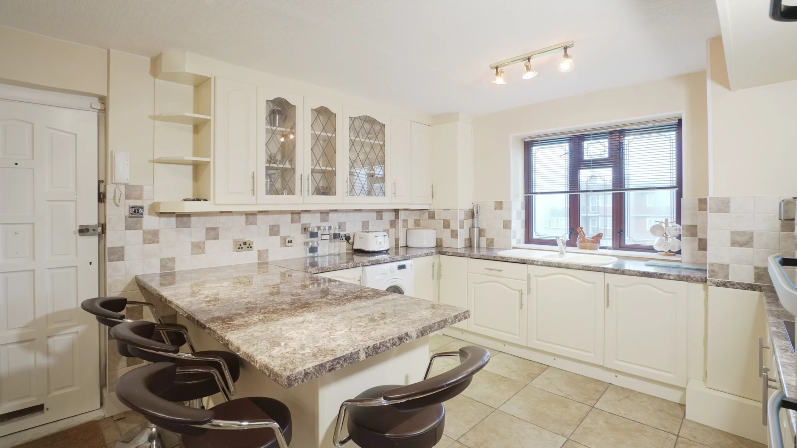 Three Bedroom flat Located in Limehouse